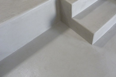 Tadelakt Moderno pavimento grigio e gradini scala