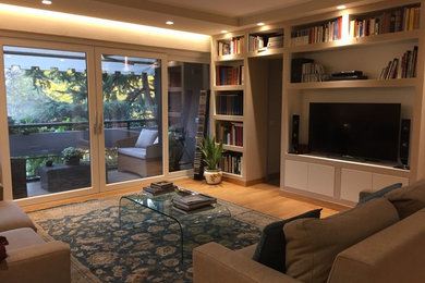 Idee per un soggiorno moderno di medie dimensioni e chiuso con sala formale, pareti beige, parquet chiaro e TV a parete