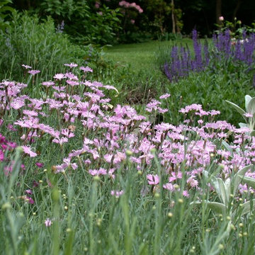 Classic expanded cape with cottage gardens