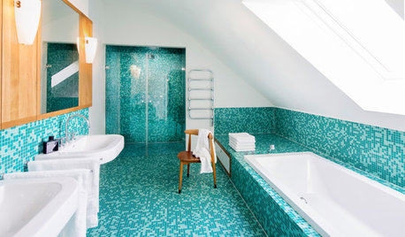 Style-Trick für kleine Bäder: Gleiche Fliesen auf Wand und Boden