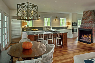 Inspiration for a country kitchen in Richmond.