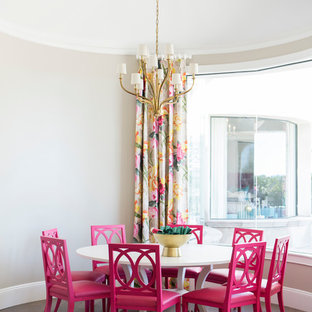 フェニックスの中サイズのトランジショナルスタイルのLDKの画像 (グレーの壁、濃色無垢フローリング、暖炉なし、茶色い床)