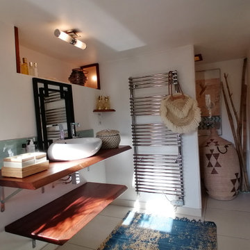 Salle de bain parentale donnant sur le jardin et la piscine