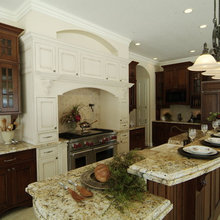 Kitchen Mix Dark and light cabinets