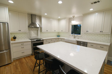 This is an example of a large traditional kitchen in Los Angeles.