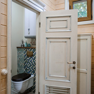 Idee per un piccolo bagno di servizio stile shabby con WC sospeso, pareti beige e pavimento in gres porcellanato