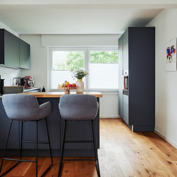 minimalistische Küche mit Holzelemente