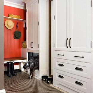 Неиссякаемый источник вдохновения для домашнего уюта: большой тамбур в классическом стиле с красными стенами и полом из керамогранита