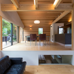 名古屋のコンテンポラリースタイルのLDKの画像 (茶色い壁、淡色無垢フローリング、ベージュの床)