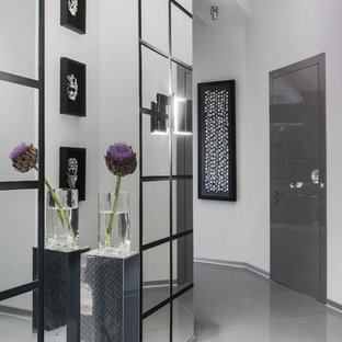 Новый формат декора квартиры: коридор в современном стиле с белыми стенами и серым полом