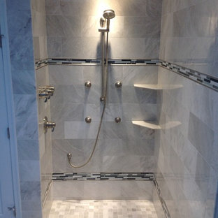 Immagine di una stanza da bagno padronale moderna di medie dimensioni con ante a filo, ante grigie, vasca sottopiano, doccia alcova, WC monopezzo, piastrelle in pietra, pareti blu, pavimento in marmo, lavabo sottopiano e top in marmo