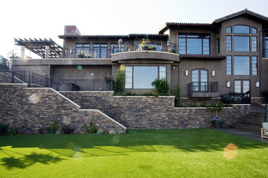 Example of a large brown split-level stucco exterior home design in San Francisco