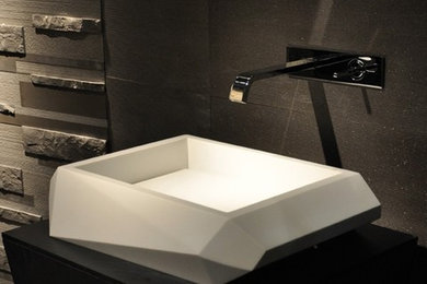 Diseño de cuarto de baño actual pequeño con baldosas y/o azulejos de piedra, aseo y ducha y lavabo con pedestal