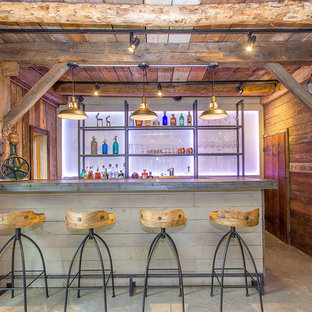 ニューヨークの中サイズのカントリー風おしゃれなホームバー (オープンシェルフ、木材カウンター、ガラス板のキッチンパネル) の写真