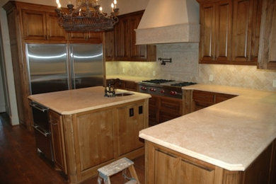 ダラスにあるおしゃれなキッチン (中間色木目調キャビネット、御影石カウンター、ベージュキッチンパネル) の写真