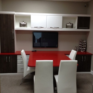 ニューヨークの中サイズのモダンスタイルのおしゃれな書斎 (黄色い壁、カーペット敷き、暖炉なし、自立型机、青い床) の写真