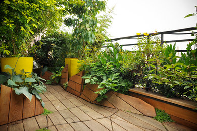 Photo of a contemporary deck in Paris.