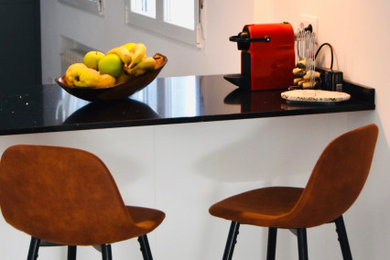 Modelo de cocina alargada minimalista grande con encimera de cuarzo compacto y suelo de madera clara