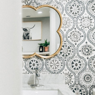 Mittelgroßes Klassisches Duschbad mit Schrankfronten im Shaker-Stil, weißen Schränken, offener Dusche, Wandtoilette mit Spülkasten, weißen Fliesen, Metrofliesen, grauer Wandfarbe, Marmorboden, Unterbauwaschbecken, Marmor-Waschbecken/Waschtisch, grauem Boden, Falttür-Duschabtrennung, grauer Waschtischplatte, Einzelwaschbecken, freistehendem Waschtisch und Tapetenwänden in Minneapolis