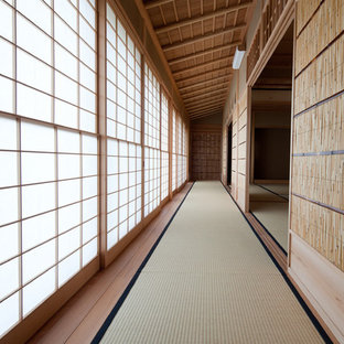 Bild på en orientalisk hall, med mellanmörkt trägolv