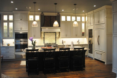 Kitchen - traditional kitchen idea in Jacksonville