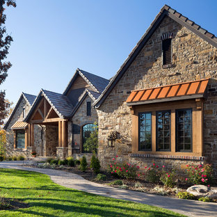Großes, Braunes Rustikales Haus mit Steinfassade und Satteldach in Kansas City
