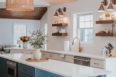 Example of a farmhouse kitchen design in New York