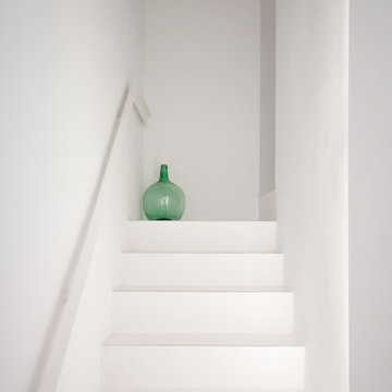 Escaleras blancas con barandilla metálica a medida