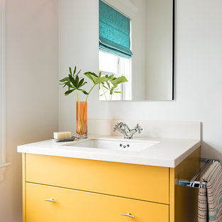 Modernes Badezimmer mit gelben Schränken, weißer Wandfarbe, Unterbauwaschbecken und flächenbündigen Schrankfronten in Boston