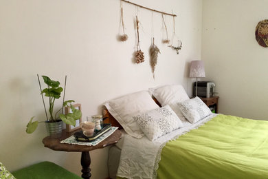 Example of a mid-sized 1950s light wood floor bedroom design in Toulouse with green walls