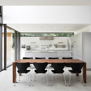 ドルトムントのモダンスタイルのLDKの画像 (白い壁)