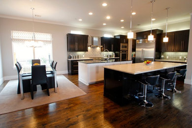 Kitchen - contemporary kitchen idea in Dallas
