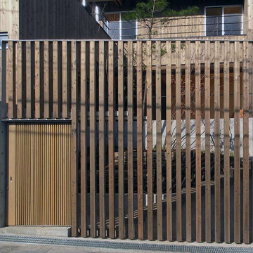 杉の格子で囲われた中庭|五月が丘の家
