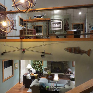 Inspiration för mellanstora eklektiska kapprum, med gröna väggar och klinkergolv i porslin