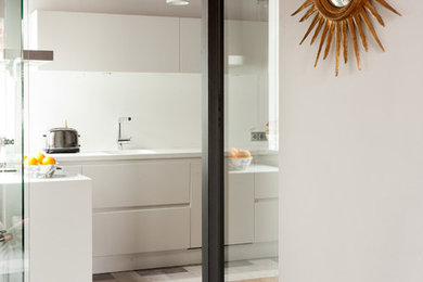 Minimalist kitchen photo in Madrid