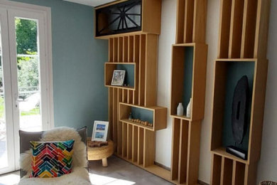 Idée de décoration pour une très grande salle de séjour nordique en bois avec un téléviseur encastré.