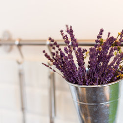 Una cocina abierta, cl&aacute;sica, blanca y luminosa - Kitchen Products