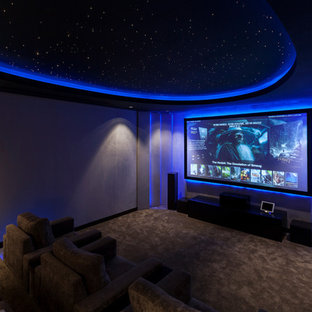 Exemple d'une grande salle de cinéma moderne fermée avec un téléviseur fixé au mur.