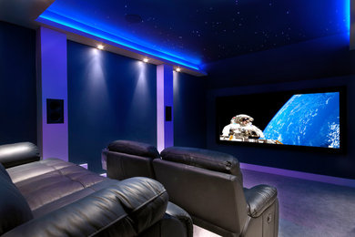 Modelo de cine en casa moderno con moqueta, pantalla de proyección y suelo gris