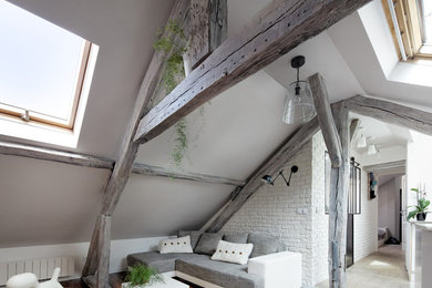 Cette image montre un petit salon design ouvert avec un mur blanc, un sol en bois brun, aucune cheminée et aucun téléviseur.