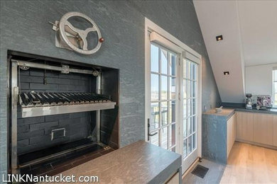 ボストンにあるラグジュアリーなコンテンポラリースタイルのおしゃれなキッチン (御影石カウンター、石スラブのキッチンパネル) の写真