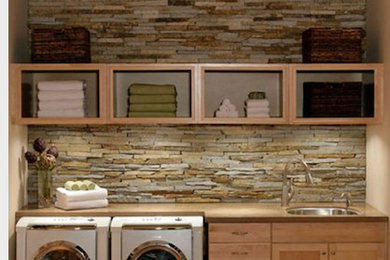 Example of a classic laundry room design in Chicago