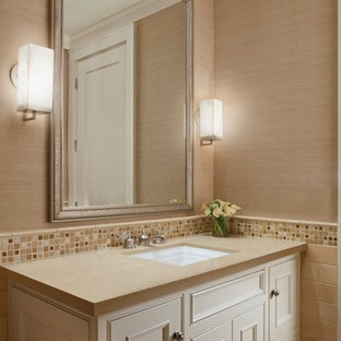 Landhausstil Gästetoilette & Gäste-WC mit beigefarbenen Fliesen: Ideen