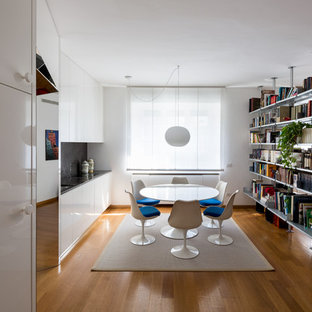 ミラノの中サイズのコンテンポラリースタイルのLDKの画像 (白い壁、淡色無垢フローリング、暖炉なし、茶色い床)