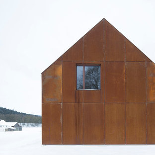 Braunes, Mittelgroßes Industrial Haus mit Metallfassade und Satteldach in Sonstige