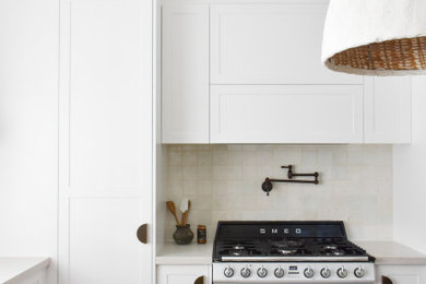 サンシャインコーストにあるトラディショナルスタイルのおしゃれなキッチン (シェーカースタイル扉のキャビネット、人工大理石カウンター) の写真
