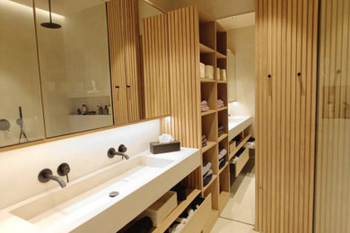 Aménagement d'une salle de bain contemporaine.
