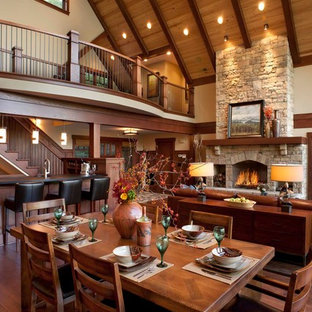 アルバカーキのトラディショナルスタイルのLDKの画像 (濃色無垢フローリング)