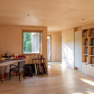 Großes Modernes Lesezimmer mit hellem Holzboden, freistehendem Schreibtisch, Holzdecke und Holzwänden in Nantes