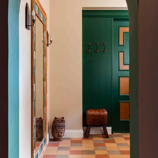 Cette image montre un vestibule bohème de taille moyenne avec un mur beige et un sol en carrelage de céramique.